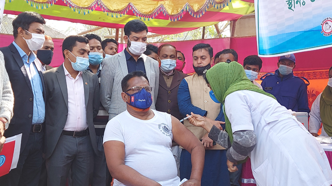 হিলিতে করোনা টিকাদান কর্মসূচির উদ্বোধন