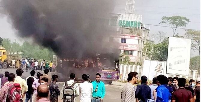 ছাত্রাবাসে বাস শ্রমিকদের হামলা, বিক্ষোভে ববি শিক্ষার্থীরা