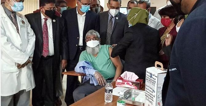 শেখ হাসিনা বার্ন ইনস্টিটিউটে টিকা নিলেন মন্ত্রিপরিষদ সচিব