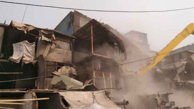 বুড়িগঙ্গাতীরে দ্বিতীয় দিনের মতো চলছে উচ্ছেদ অভিযান