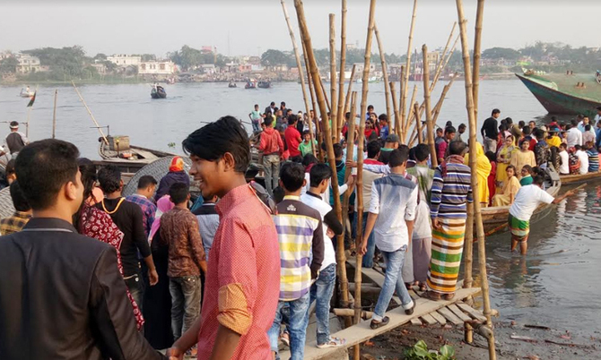 নবীগঞ্জ খেয়াঘাটে দিতে হচ্ছে নির্ধারিত ভাড়ার দ্বিগুণ