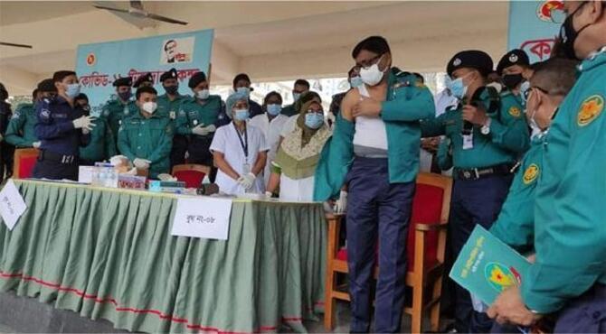 টিকা নিলেন ডিএমপি কমিশনার ও ঊর্ধ্বতন কর্মকর্তারা
