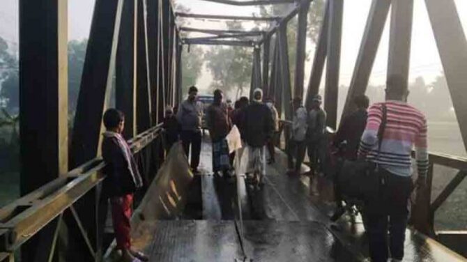 কমলগঞ্জে বেইলি ব্রিজের পাটাতন ভেঙে যান চলাচল বন্ধ