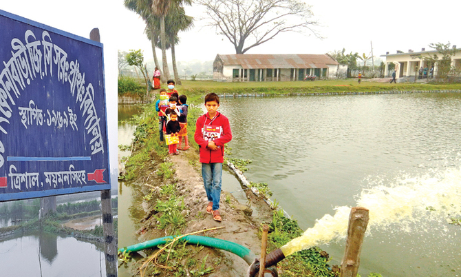 স্কুলের চার দিকে পুকুর, ঝুঁকিতে শিক্ষার্থীরা