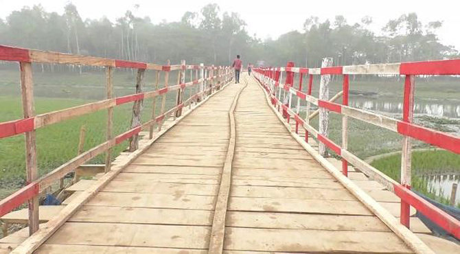 এলাকাবাসীর স্বেচ্ছাশ্রমে ৪০০ ফুট কাঠের সেতু নির্মাণ