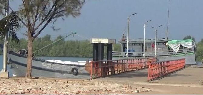 টেকনাফ স্থলবন্দরে পণ্যবাহী ট্রলার আসা শুরু