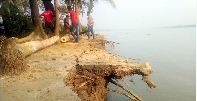 শুষ্ক মৌসুমে আকস্মিক নদীভাঙন, বিলীন হচ্ছে ঘরবাড়ি