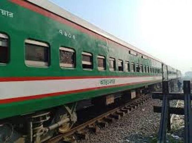 ৬ ঘণ্টা পর খুলনার সঙ্গে সারা দেশের রেল যোগাযোগ স্বাভাবিক