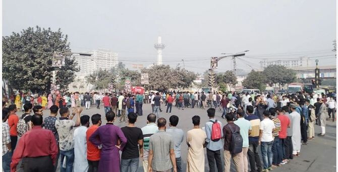 নীলক্ষেত মোড় অবরোধ করেছেন ৭ কলেজের শিক্ষার্থীরা, যান চলাচল বন্ধ