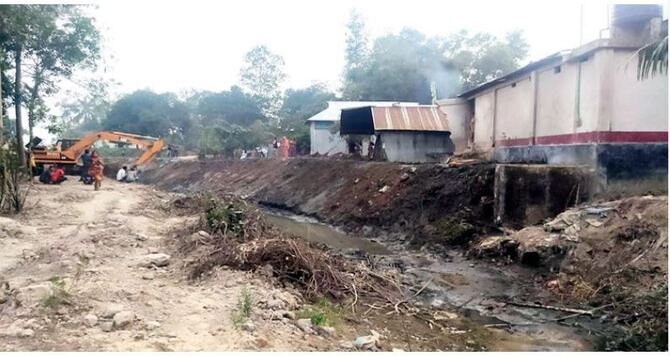 প্রভাবশালীর ঘর না সরিয়েই চলছে নদী খনন