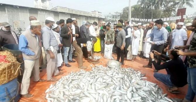 ৭৫০ কেজি জাটকা জব্দ করে এতিমখানায় বিতরণ