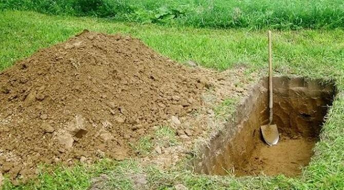 প্রতিবেশীর কবর খুঁড়তে গিয়ে মারা গেলেন যুবক