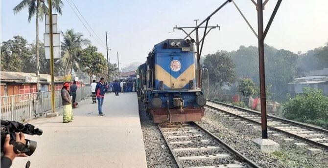 বিকল্প চাবিতে ৪ ঘণ্টা পর ছাড়ল সিরাজগঞ্জ এক্সপ্রেস