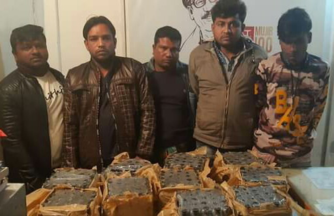 বেনাপোলে ২৫০ বোতল ফেনসিডিল সহ ৫ মাদক পাচারকারী আটক