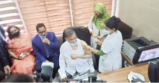 টিকা নিলেন তথ্যমন্ত্রী