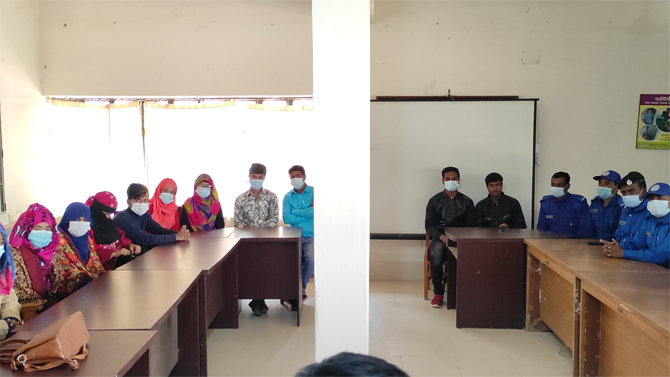 হিলিতে কোভিড-১৯ এর টিকাদানকারী স্বেচ্ছাসেবীদের প্রশিক্ষণ অনুষ্ঠিত