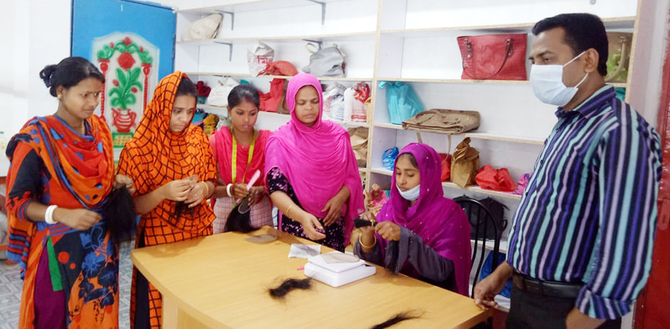 গ্রামের নারীদের তৈরী করা হেয়ার ক্যাপ যাচ্ছে চীনে