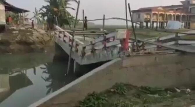 ধসে যাওয়া ব্রীজের উপর সাঁকো দিয়ে পারাপার
