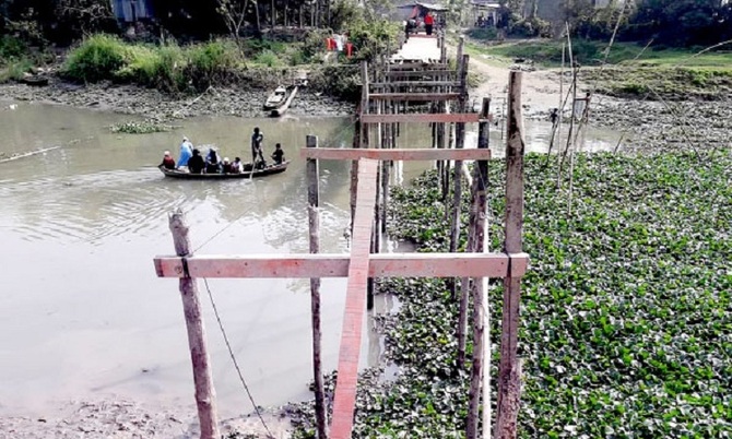 দুই মাস না যেতেই সেতু ভেঙে পানিতে!