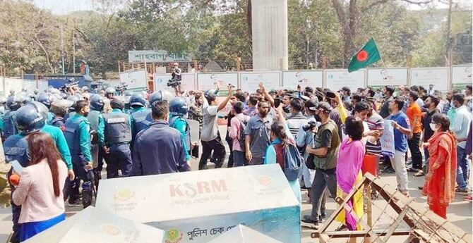 শাহবাগে জাতীয় বিশ্ববিদ্যালয়ের শিক্ষার্থীদের বিক্ষোভ, আটক ১০
