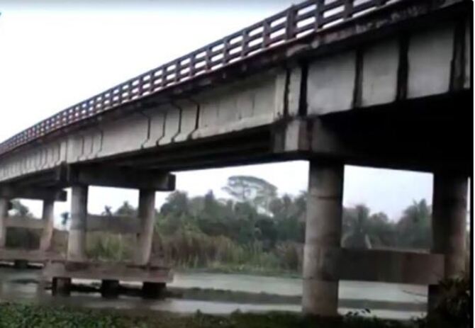 সংযোগ সড়ক নেই ডুমুরিয়া সেতুর, চরম দূর্ভোগে মানুষ