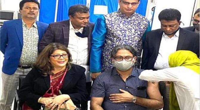 সস্ত্রীক টিকা নিলেন পরশ