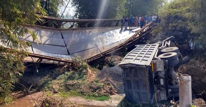 ব্রিজ ভেঙে ট্রাক খাদে, রাঙ্গামাটি-বান্দরবানে যান চলাচল বন্ধ