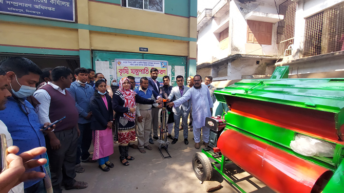 বিনামূল্যে কৃষি যন্ত্রপাতি পাওয়ার থ্রেসার বিতরণ