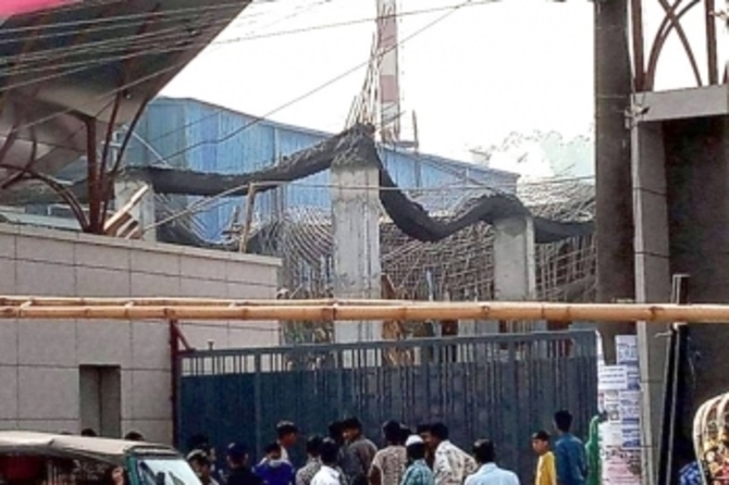 চট্টগ্রামে ধসে পড়ল নির্মাণাধীন ভবনের ছাদ, হতাহতের শঙ্কা