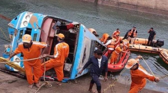 ভারতে বাস খালে পড়ে নিহতের সংখ্যা বেড়ে ৫০