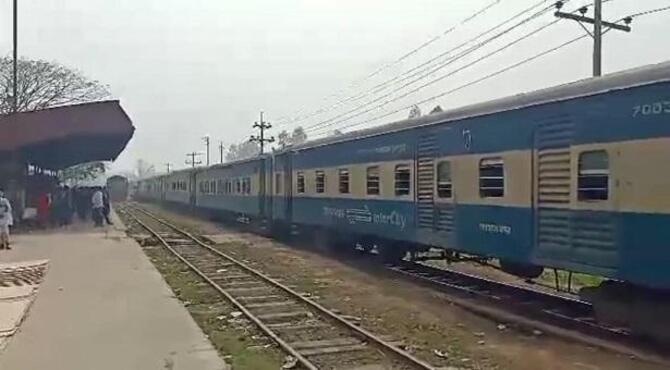 কি‌শোরগ‌ঞ্জে আড়াই ঘণ্টা পর ট্রেন চলাচল শুরু