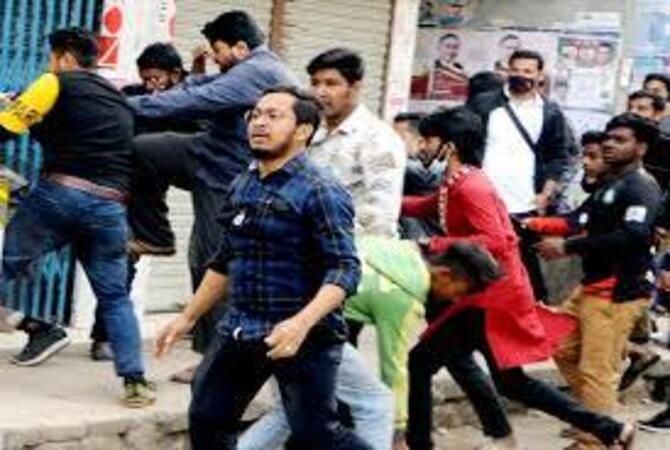 ছাত্রলীগের ধাওয়ায় পুলিশ ফাঁড়িতে ঢুকলেন বিএনপির এমপি