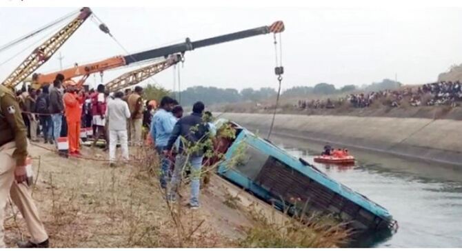 মধ্যপ্রদেশে বাস খালে পড়ে ৩২ জনের মৃত্যু