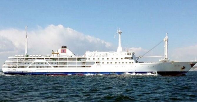 বঙ্গোপসাগরে ভাসছে বিলাসবহুল ক্রুজশিপ ‘বে ওয়ান’