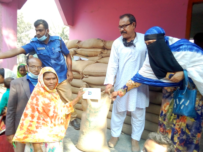 হাকিমপুরে হতদরিদ্রদের মাঝে ভিজিডির চাল বিতরণ