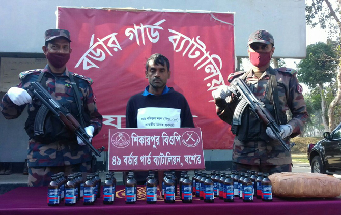 যশোরের শার্শা সীমান্তে ফেনসিডিল ও গাঁজা সহ ভারতীয় নাগরিককে আটক করেছে বিজিবি