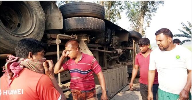 ঝিনাইদহে বাস-ট্রাকের মুখোমুখি সংঘর্ষে নিহত ১০
