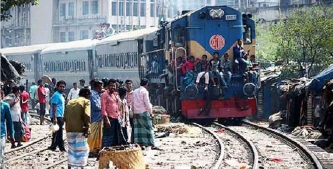 ট্রেনে কাটা পড়ে প্রাণ গেল অবসরপ্রাপ্ত অধ্যক্ষের