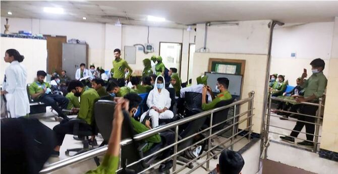 তিন দফা দাবিতে বেকার নার্সদের অবস্থান ধর্মঘট