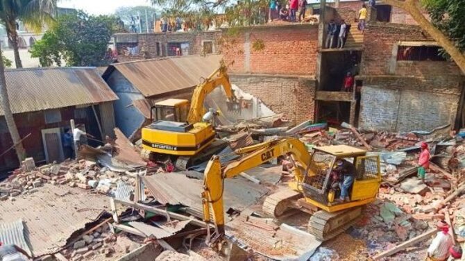 দোহারে সরকারি জমি থেকে ১৭ দোকান উচ্ছেদ