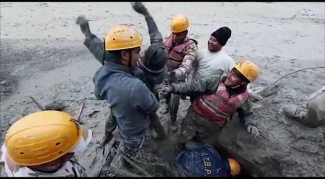 উত্তরাখণ্ডে জলোচ্ছ্বাসে ১৮ জনের মরদেহ উদ্ধার