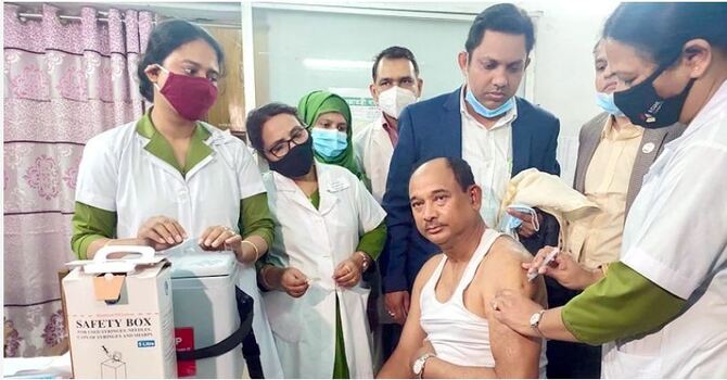 দ্বিধা-সংকোচ না রেখে টিকা নিন : রেলমন্ত্রী