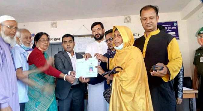 হিলিতে ভিজিডির কার্ড ও চাল বিতরণ