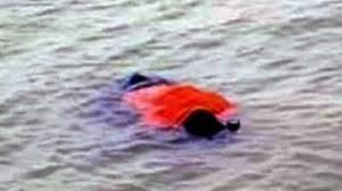 পানিতে ভাসছে তরুণীর বিবস্ত্র মরদেহ