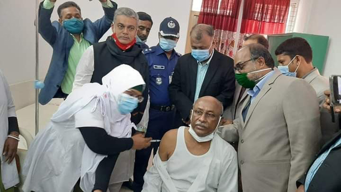 নেত্রকোনায় প্রথম কোভিড ১৯ প্রতিরোধ টিকা নিলেন সমাজকল্যাণ প্রতিমন্ত্রী