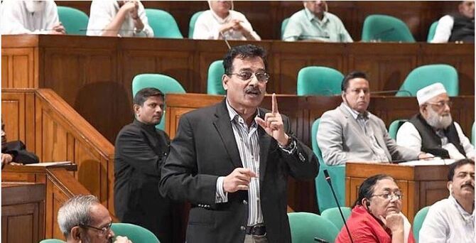 ‘একসাথে মধ্যরাতে ভোট করলেন, এখন তাদের বিরোধী দলে বসালেন’