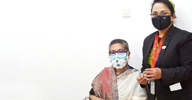 টিকা নিলেন শেখ রেহানা