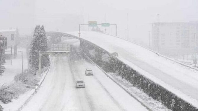 তুষারপাতে বেহাল ইউরোপ, বিদ্যুৎ বিপর্যয়ে যুক্তরাষ্ট্র