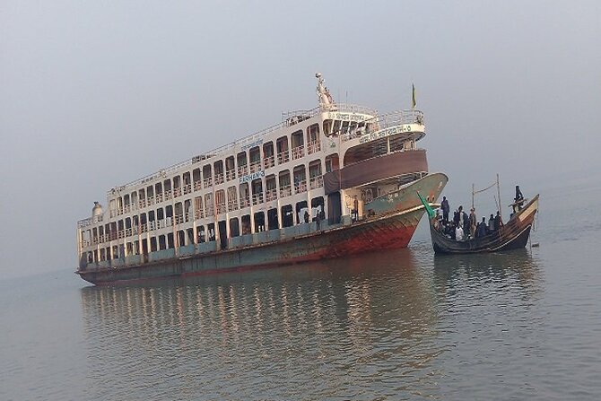 নদীতে নাব্য সংকটের ভোগান্তিতে যাত্রীরা