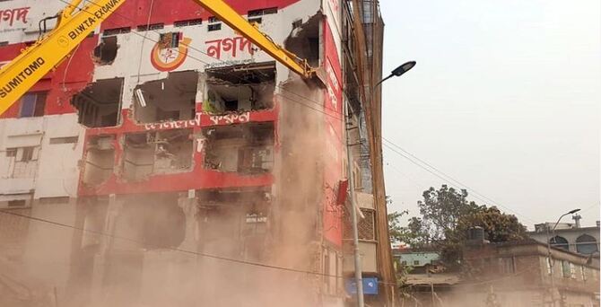 বুড়িগঙ্গার পাড়ে ৭ তলা ভবনসহ ৩৮টি অবৈধ স্থাপনা উচ্ছেদ